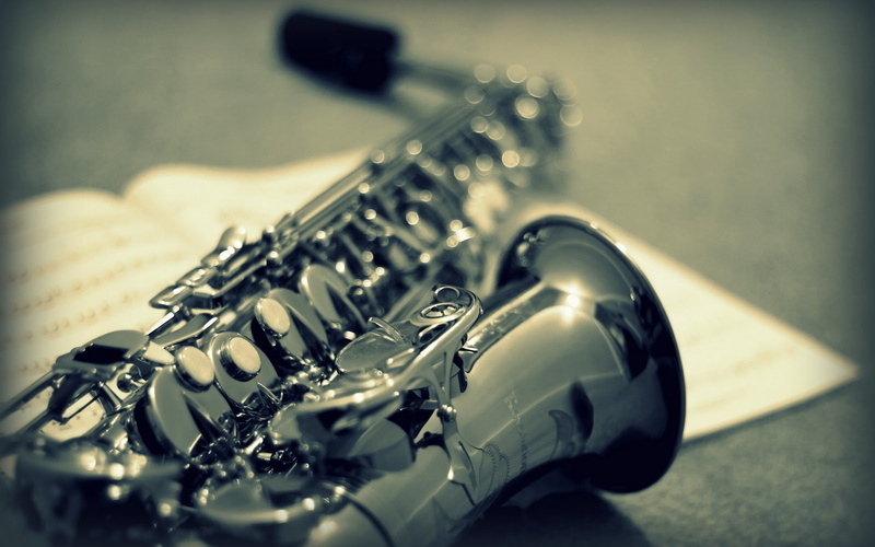 indoors, wind instrument, close-up, still life, saxophone, no people, music, table, arts culture and entertainment, musical instrument, studio shot, in a row