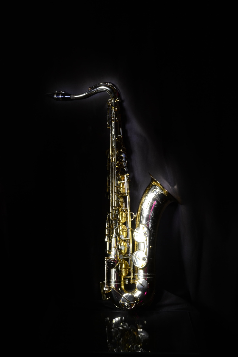 black color, jazz, nightlife, black background, arts culture and entertainment, shiny, music, brass instrument, studio shot, saxo, tenor, illuminated, performance