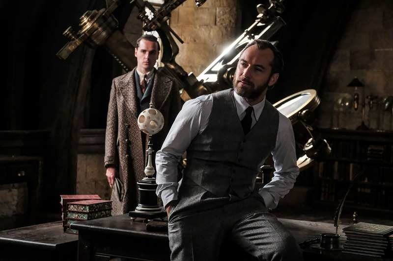 standing, portrait, well-dressed, hd, jude law, 2K, two people, adult, 2018 movies, real people, fantastic beasts 2, mid adult men, fantastic beasts the crimes of grindelwald