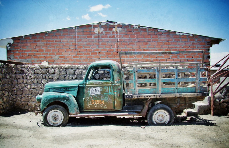 motor vehicle, truck, building exterior, salar de uyuni, stationary, wall, pick-up truck, blue, brick, mode of transportation, brick wall, architecture