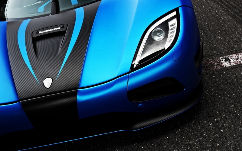 stationary, clean, headlight, design, chrome, side view, vehicle light, wealth, indoors, land vehicle, luxury, blue, reflection, mode of transportation