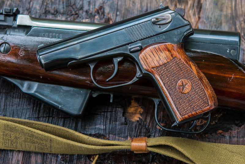 protection, indoors, target shooting, self-loading, SKS, belt, sign, ammunition, still life, leather, 1080P, barrel, warning sign, crime, carabiner, pistol