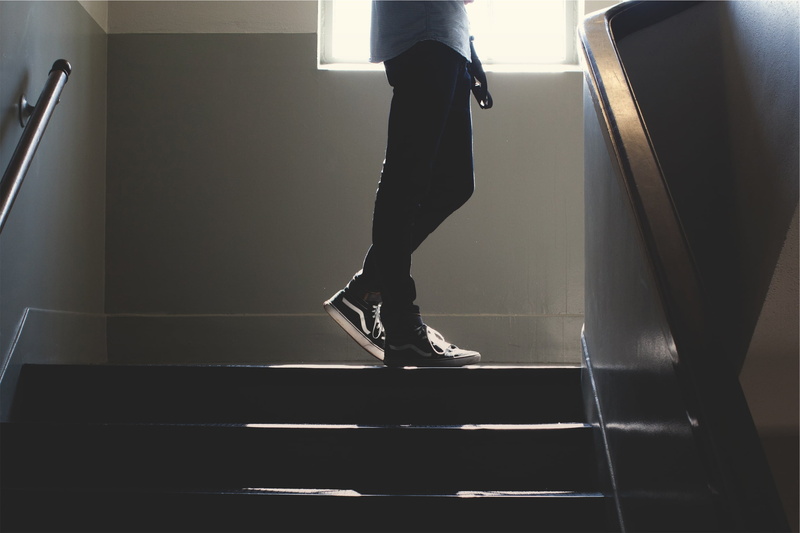 adults only, people, one person, stairs, hi, women, stairway, top, school, black, staircase, lifestyles, railing, architecture, human leg, adult, 1080P
