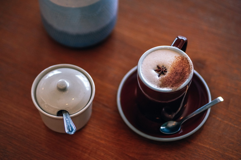 hot drink, wood grain, cup, no people, cappuccino, tray, creamy, chai, coffee shop, foamy, spoon, frothy, cinnamon, crockery, indoors, latte, 5K, coffee cup