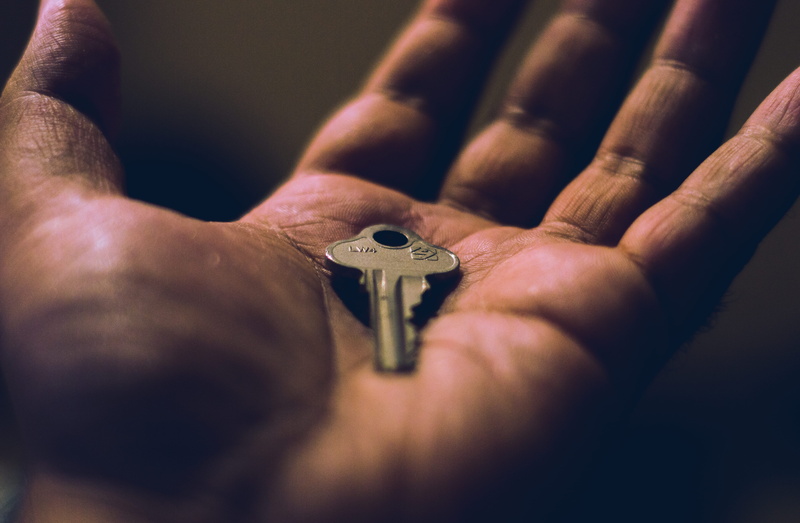 s, body part, mid adult, close-up, finger print, holding, open, person, wrinkle, skin, palm, adult, hold, key, indoors, hand, metal, left, men, human hand