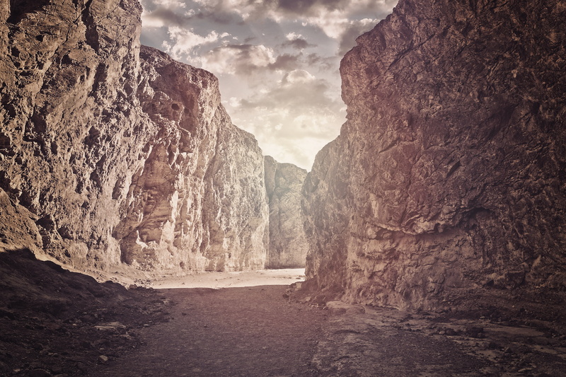valley, mountain range, tranquil scene, tranquility, road, 5K, sun, light, vast, sand, solid, cloud - sky, day, rays, erosion, formation, travel, photo