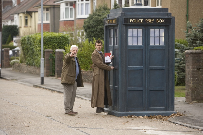 full length, senior couple, men, s, males, senior men, couple - relationship, Tenth Doctor, day, women, brown, standing, senior adult, building exterior