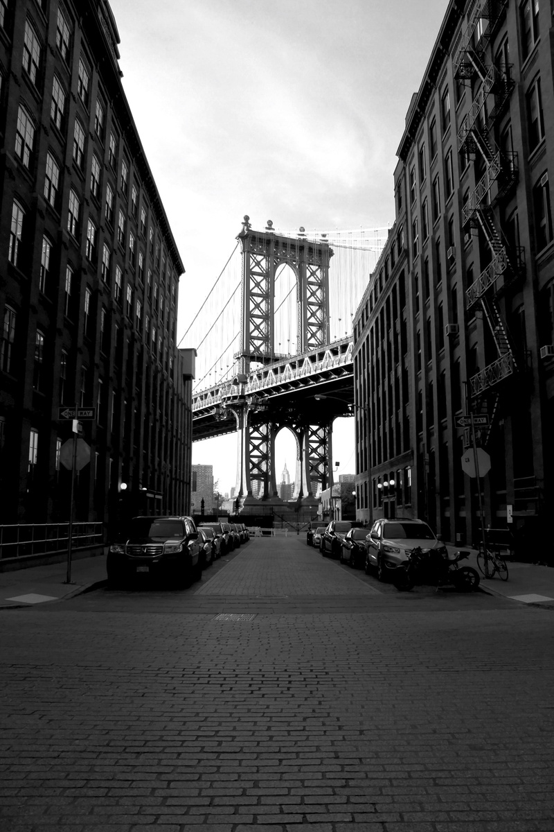 architecture, brooklyn, 5K, building, cars, grayscale, manhattan, street, near, motor vehicle, bridge - man made structure, nature, car, no people, direction