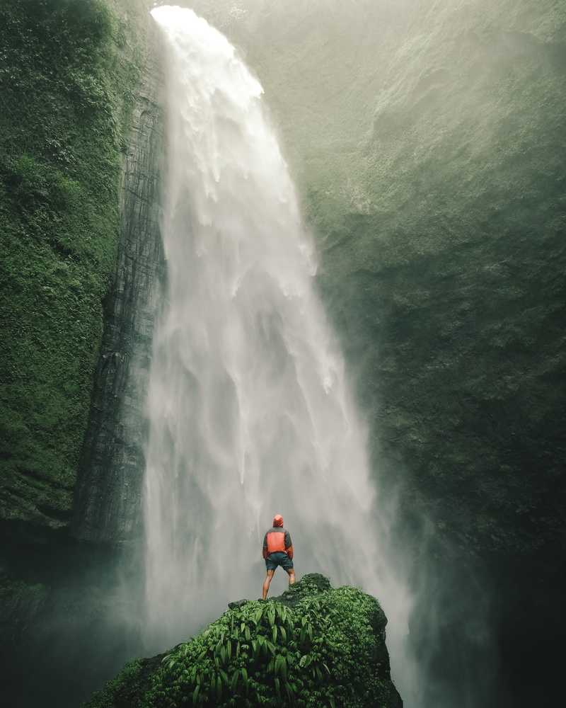 sport, rock - Object, tourism, vacations, beauty In Nature, women, rock, summer, movement, cliff, river, green Color, females, fashion, travel, scenics