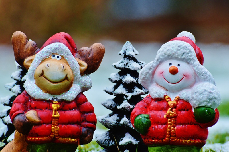 sculpture, christmas time, 4K, contemplative, christmas card, human representation, mood, winter, focus on foreground, figurine, celebration, creativity