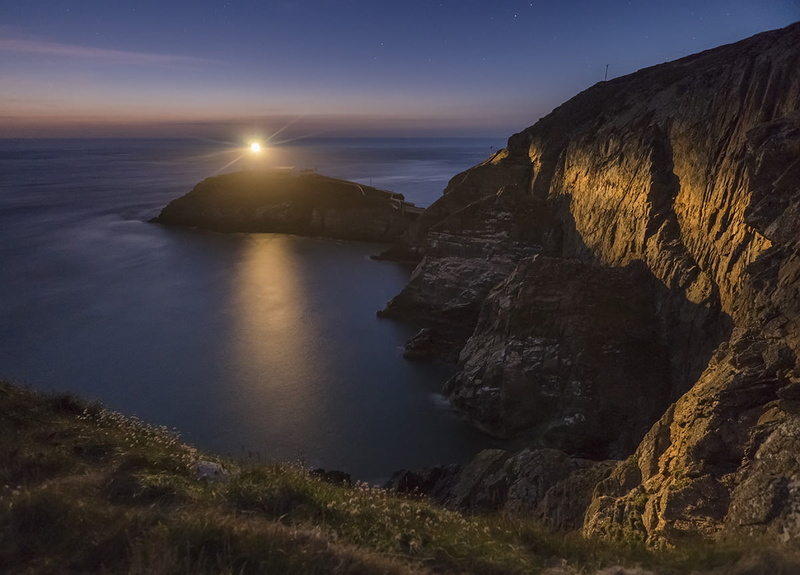 ynys lawd, cliff, landscape, Anglesey, Illuminated, nature, scenics, gray, mountain, seascape, 480P, coast, nightscape, lighthouse, sea, rock - Object