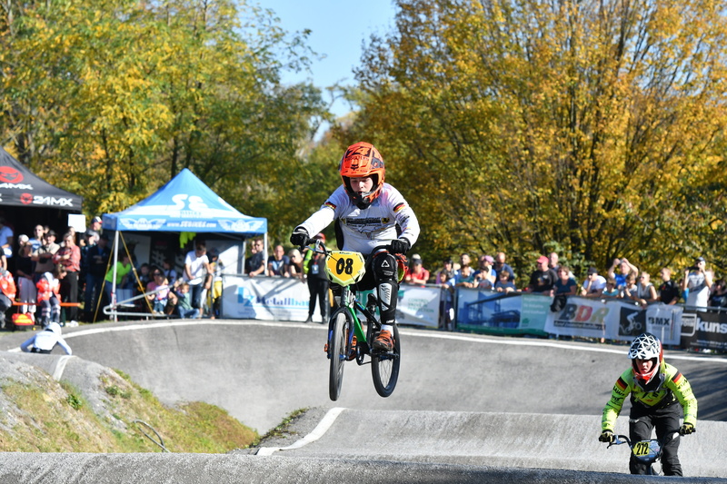 front view, race, mature men, rasport, real people, leisure activity, spectacular, people, males, cyclists, 5K, plant, women, crowd, bike, day, rad-bundesliga