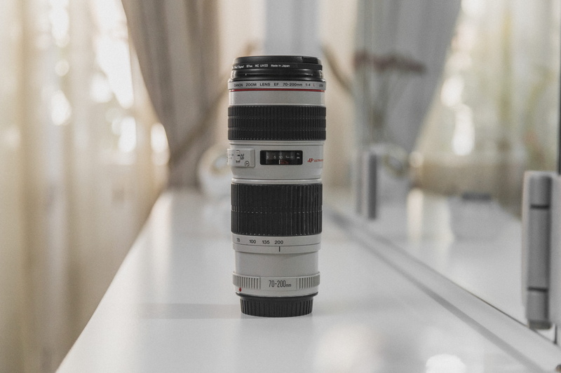 simple, curtain, indoors, 5K, surface, white, mirror, vintage, retro, minimal, focus on foreground, depth of field, day, 70-200, camera, fullframe, window