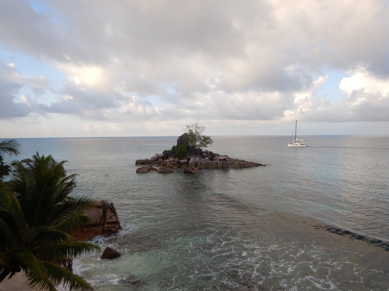 water, solid, island, beach, tropical, outdoors, nature, day, paradise, tranquil scene, horizon, tranquility, no people, 2K, horizon over water, praslin