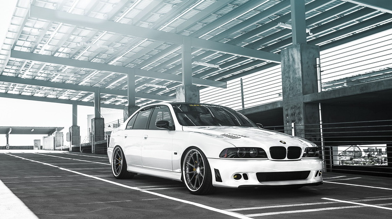 garage, indoors, parking lot, built structure, city, architecture, ceiling, industry, no people, Sedan, 5 series, 1080P, car, fuel and power generation