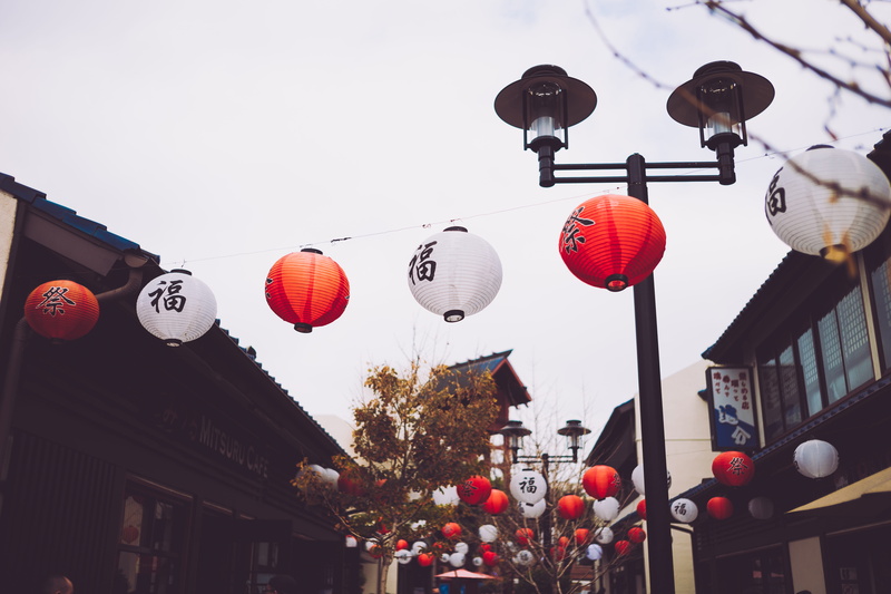 six, built structure, lunar, hanging, lanterns, chinese lantern, lighting equipment, 5K, decoration, white, low angle view, no people, chinese lantern festival