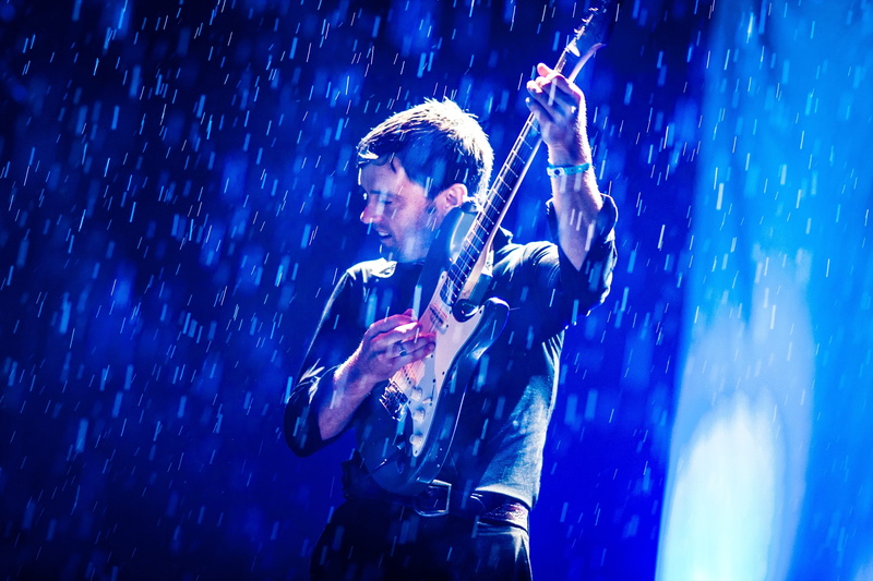 waist up, franz ferdinand, rock, instrument, man, standing, nightlife, live music, show, sound, music, dark, singer, star, enjoyment, rock band, 4K, one person
