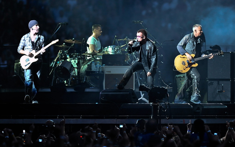 microphone, popular Music Concert, performing Arts Event, entertainment occupation, show, group of people, entertainment, s, modern Rock, leather, fan