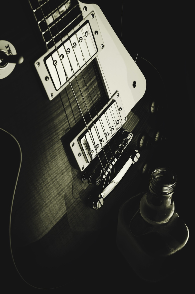 string instrument, table, music, computer, black white, guitar, computer equipment, indoors, e guitar, rock, les paul, studio shot, instrument, keyboard