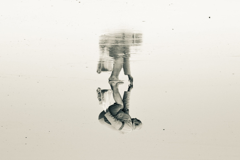photography, holdign, bag, reflection, people, 1080P, photograph, sand, Know yourself, white, image, plastic, grayscale, photo, blanco y negro, mirror  symmetry