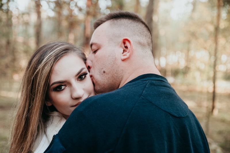 emotion, focus on foreground, kissing, young adult, female, girl, positive emotion, adult, human, photo, togetherness, person, heterosexual couple, two people