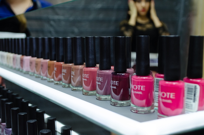 test tube, meal, arrangement, nail polish, cosmetics, nail, side by side, test tube rack, selective focus, 2K, large group of objects, hair, perfume, choice