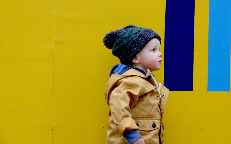looking away, one boy only, children only, looking, day, side view, males, childhood, offspring, 5K, boys, wall, kid, painted, clothing, coat, child, beside