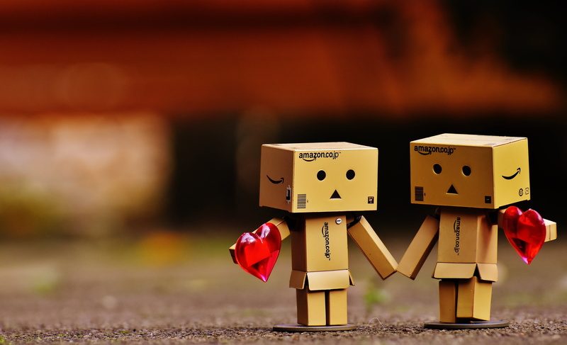 human representation, 5K, hearts, offspring, cardboard, robot, box - container, figures, sweet, for two, funny, togetherness, wood - material, technology