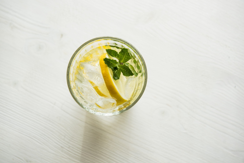 glass water, glass, drink, drinking, citrus Fruit, gin, top, photography, herb, lemonade, non-alcoholic beverage, sliced, drinking Glass, ice cube, no people