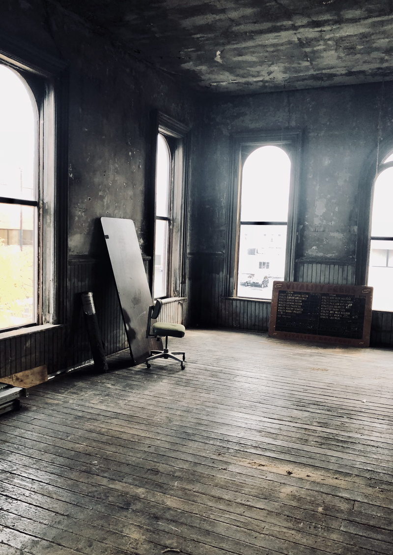 damaged, deterioration, wood - material, architectural column, old, rustic, chair, interior, abandoned, table, 2K, empty, grunge, absence, flooring, day