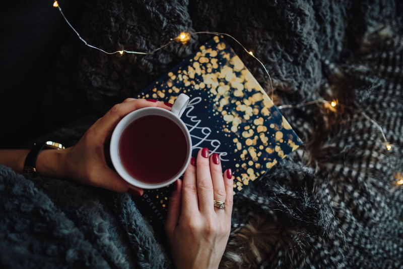 holding, lifestyles, cozy, hand, food and drink, one woman only, women, reading, femine, drink, young, coffee - Drink, adult, coffee Cup, cup, mug, coffee