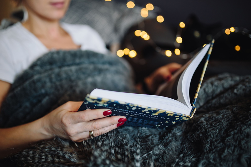 holiday - event, Hygge, caucasian Ethnicity, living Room, lifestyles, cosy, cozy, focus on foreground, fairy lights, hand, home, christmas tree, adult
