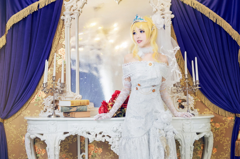 gloves, the bride, flowers, hands, white, decoration, blonde, light, wedding dress, image, is, dark eyes, makeup, sweetheart, gentle, shoulders, table