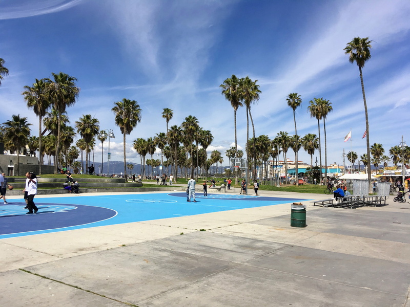 incidental people, city, leisure activity, sky, streetball, architecture, basketball, outdoors, venice, tree, beach, venice beach, real people, ca, usa