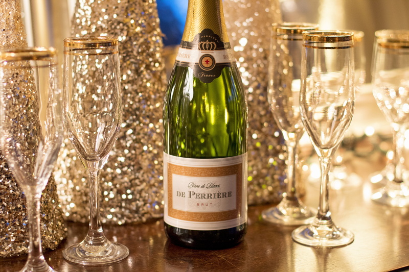 christmas, drinking glass, celebrate, anniversary, party, glass, new, event, wine bottle, champagne flute, food and drink, household equipment, perriere