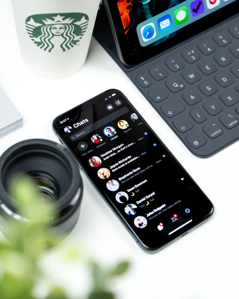 ipad, iphone xs, setup inspiration, iphone, chat, conversation, technology, 4K, phone, iphone x, keyboard, table, computer equipment, smartphone, still life
