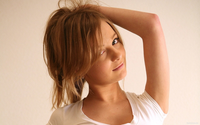 touching hair, front view, lifestyles, shirt, real people, headshot, beautiful woman, white, one person, holding hair, 1080P, studio shot, blonde, women