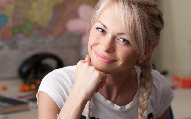 girl, cap, sitting, happiness, young Adult, blond Hair, caucasian Ethnicity, people, white, business, occupation, hair, 2K, sleeved, one Person, top, neck