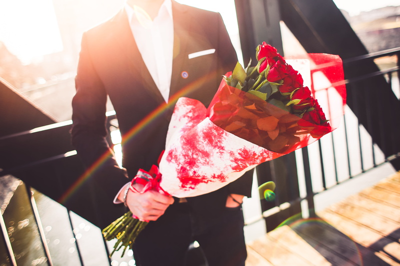 lens flare, beauty in nature, flowers, flower, boyfriend, one person, plant, adult, love, people, roses, city, flowering plant, midsection, bouquet, man