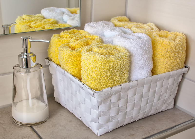 domestic bathroom, bathroom, family, 2K, bad, white color, soap dispenser, home, no people, tiled floor, wash, bath sponge, home interior, hygiene, clean
