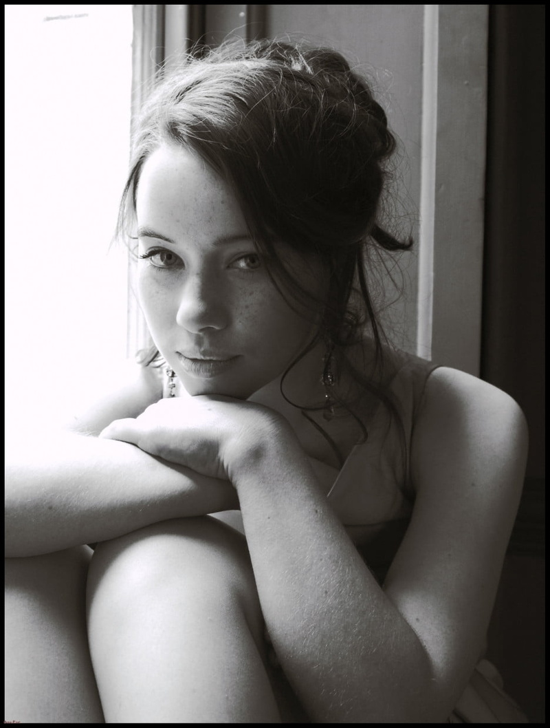 freckles, young adult, model, beautiful woman, leisure activity, real people, looking at camera, beauty, teenager, women, 480P, sitting, adult, monochrome