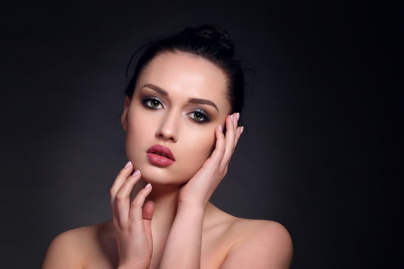 hands, the dark background, look, sponge, portrait, face, Anna Shuvalova, makeup, shoulders, girl, 1080P