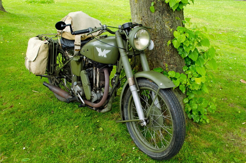 motorcycle, pedal, mode of transportation, 1080P, camouflage, grass, day, travel, background, gas, drive, field, outdoors, standard, vintage, speed, motorbike