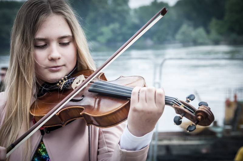 violinist, hair, pre-adolescent child, musician, play violin, music, 4K, hairstyle, child, girls, woman, violin, artist, skill, concentration, string instrument