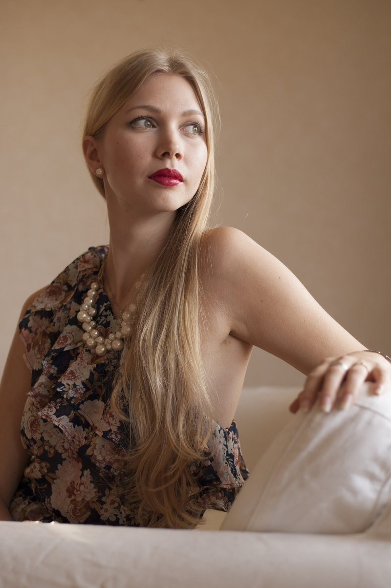 real people, woman, young women, real, hairstyle, not retouched, lifestyles, lipstick, natural, girl, beauty, print, model, red, full, adult, light, s
