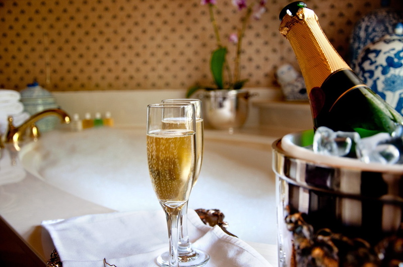 drinking glass, red wine, luxury, wineglass, wine, household equipment, no people, bath, wine bottle, bathroom, food and drink, indoors, refreshment, 1080P