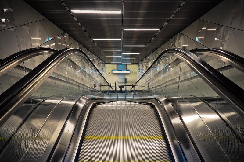 illuminated, connection, Metro, Railway Station, handrails, düsseldorf, empty, steps and staircases, passengers, futuristic, subway train, ceiling, movement