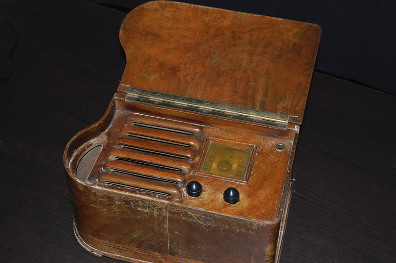 studio shot, box, rusty, radio, 2K, brown, container, single object, table, still life, old, emerson, musical instrument, metal, transistor, receptor