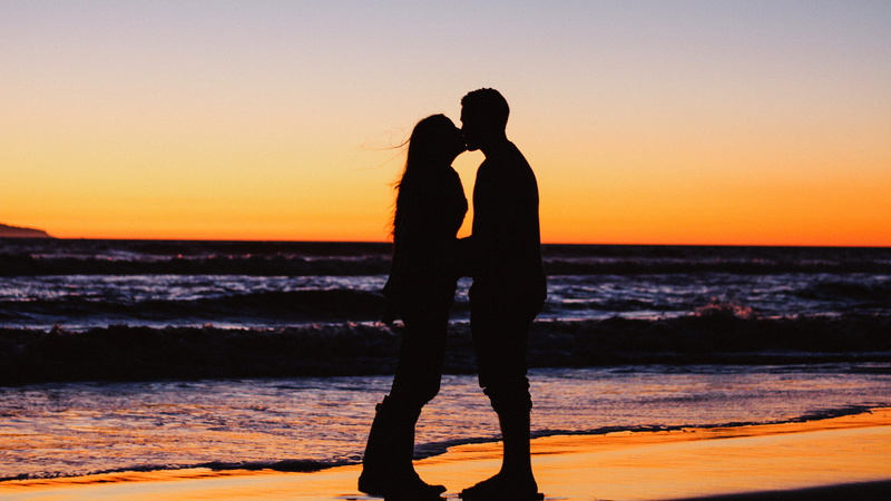 5K, adult, Silhouette, men, horizon, Kiss, Sunset, women, Beach, sky, positive emotion, water, two people, sea, horizon over water, Couple, love, togetherness