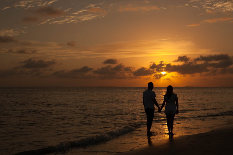 lifestyles, horizon, end of afternoon, orange color, couple - relationship, 4K, beauty in nature, outdoors, two people, ocean, sunset, positive emotion